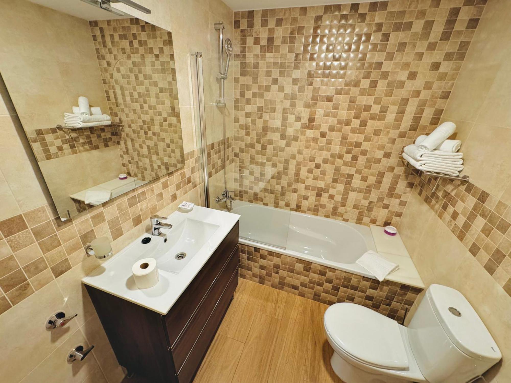 Pueblo Evita Premium Suites Benalmádena Esterno foto